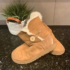 US size 9 UGG Boots Bailey Button lightly worn